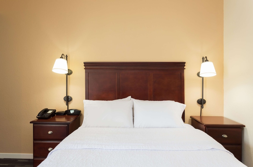 One Queen Bed, Non-Smoking, Accessible photo 2