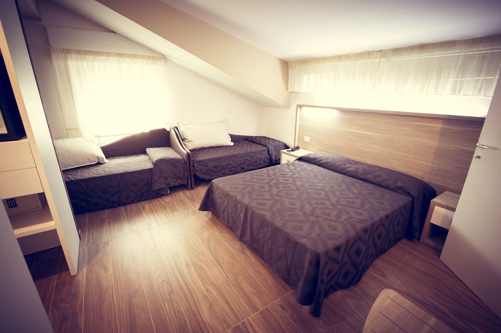 Quadruple Room - Photo 1