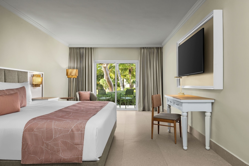 Club Room, 1 King Bed (tropical View)