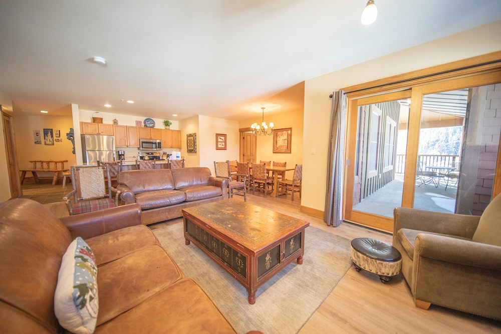 Premier Condo, 3 Bedrooms, Balcony, Mountain View (Springs 8819)