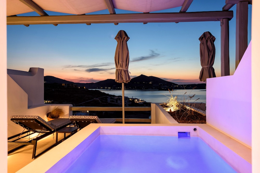 Superior Apartment with Outdoor Hot tub and Panoramic Sea View