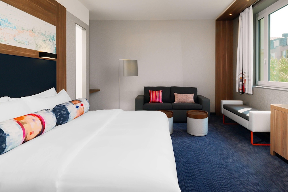 Junior Suite, 1 King Bed with Sofa bed thumbnail 5