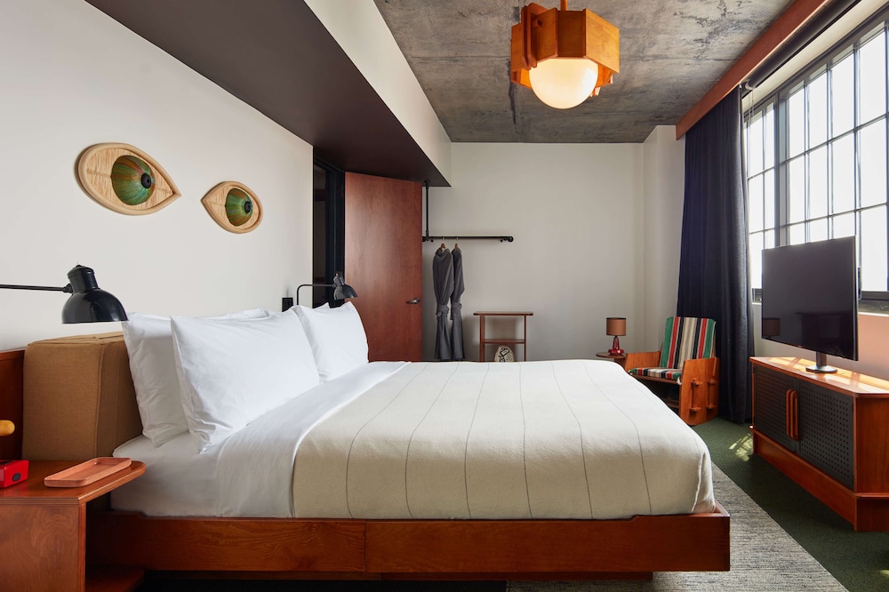 Suite, 1 King Bed - Photo 1