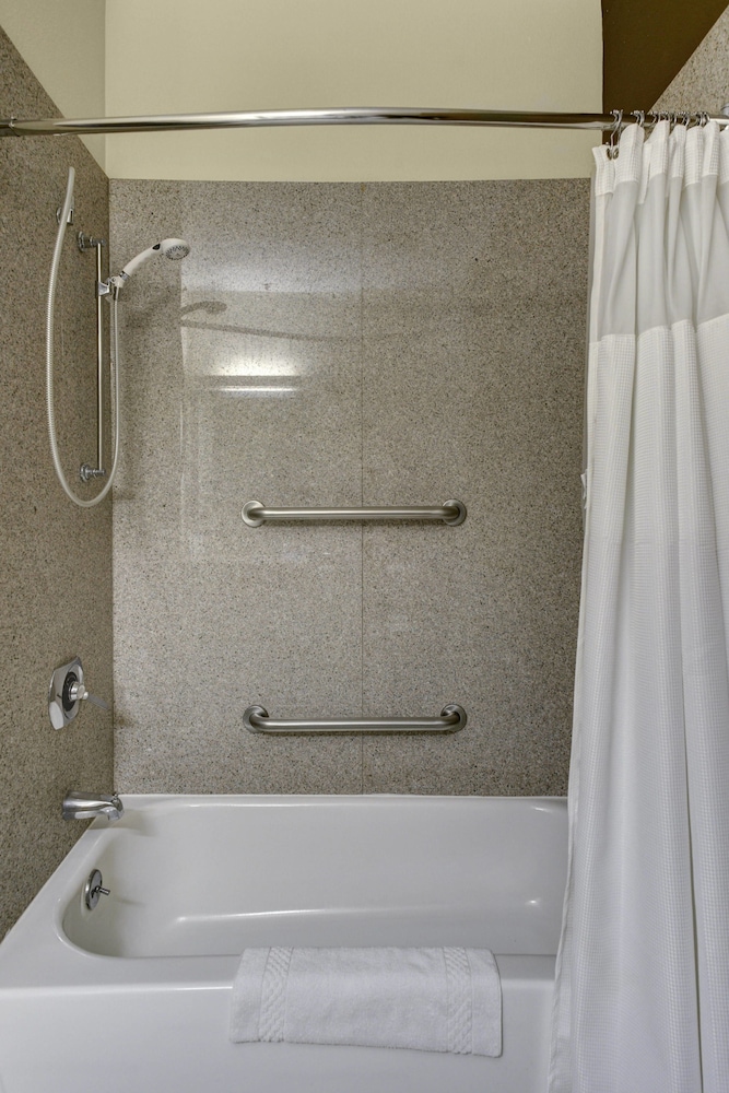 Room, 2 Queen Beds (Mobility/Hearing Accessible, Tub) photo 3