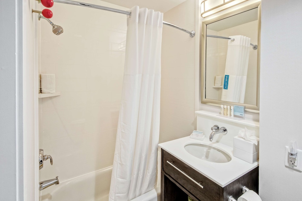 Room, 1 King Bed, Refrigerator, Pool View