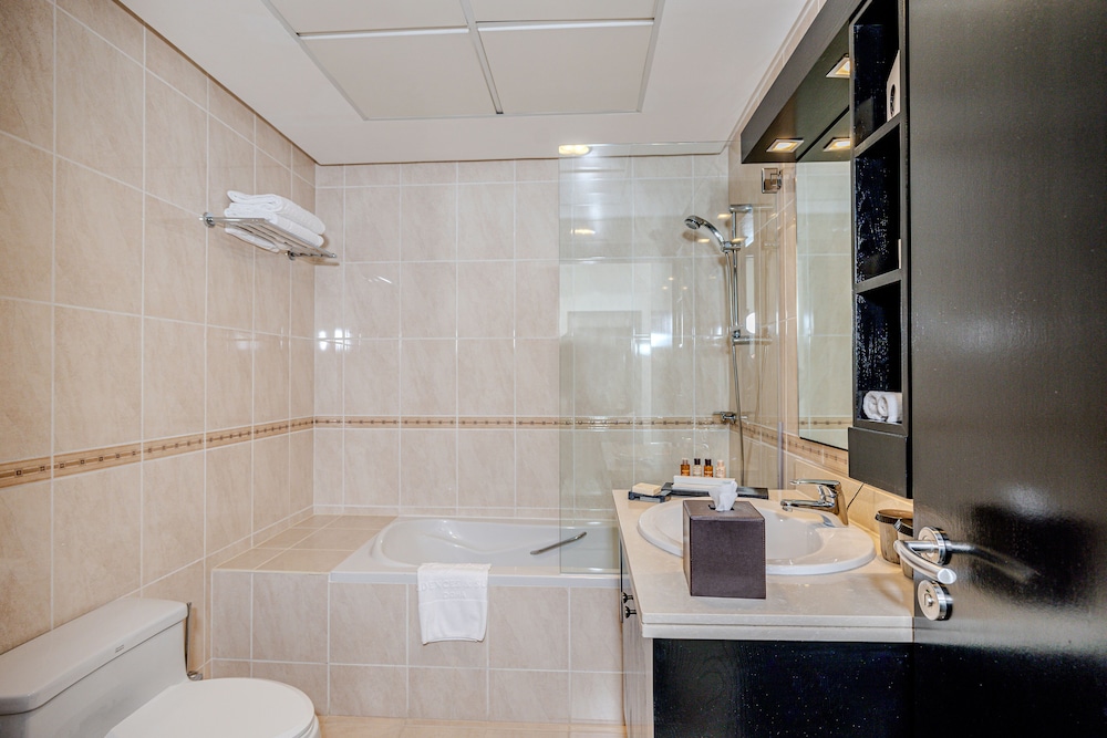 Suite (Premier Four Bedroom) - Photo 16