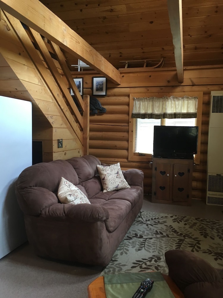 Basic Cabin, 2 Bedrooms photo 3