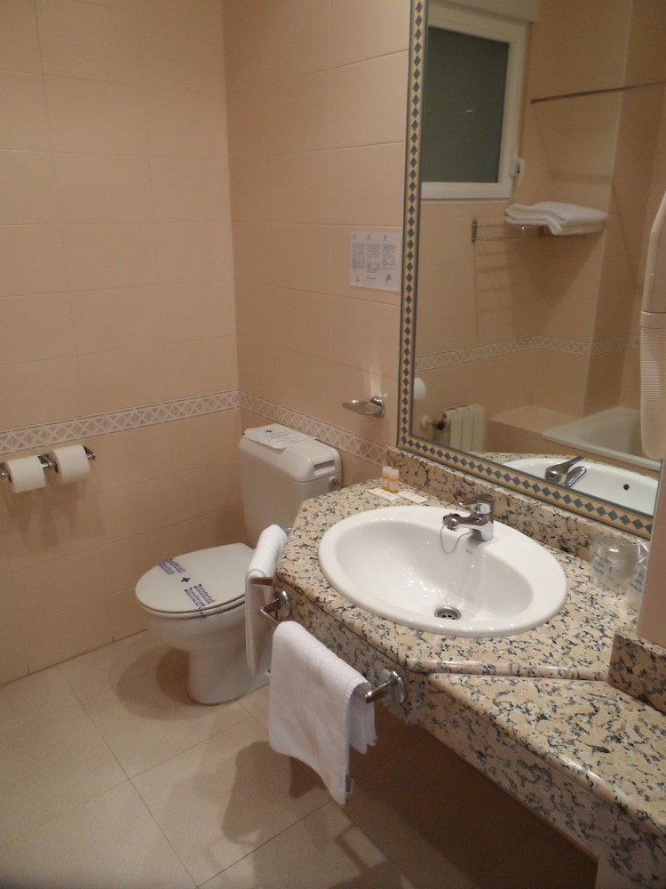 Standard Double Room - Photo 2
