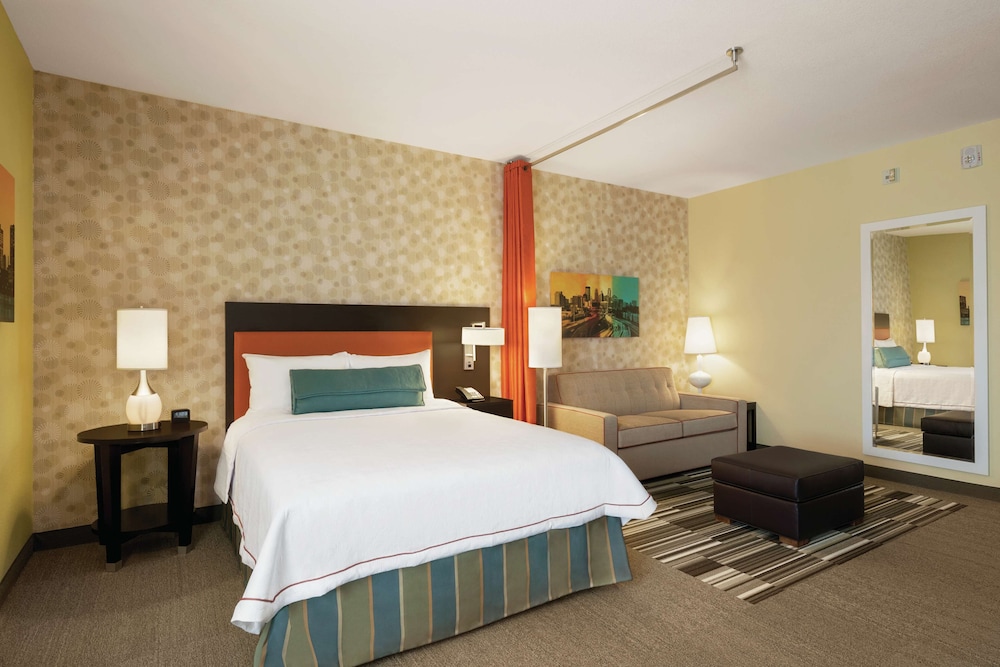 Studio, 1 Queen Bed, Non Smoking (Bathtub Accessible) photo 1