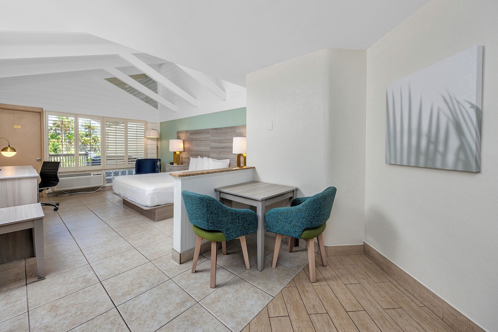 Suite, 1 King Bed, Non Smoking, Balcony - Photo 3