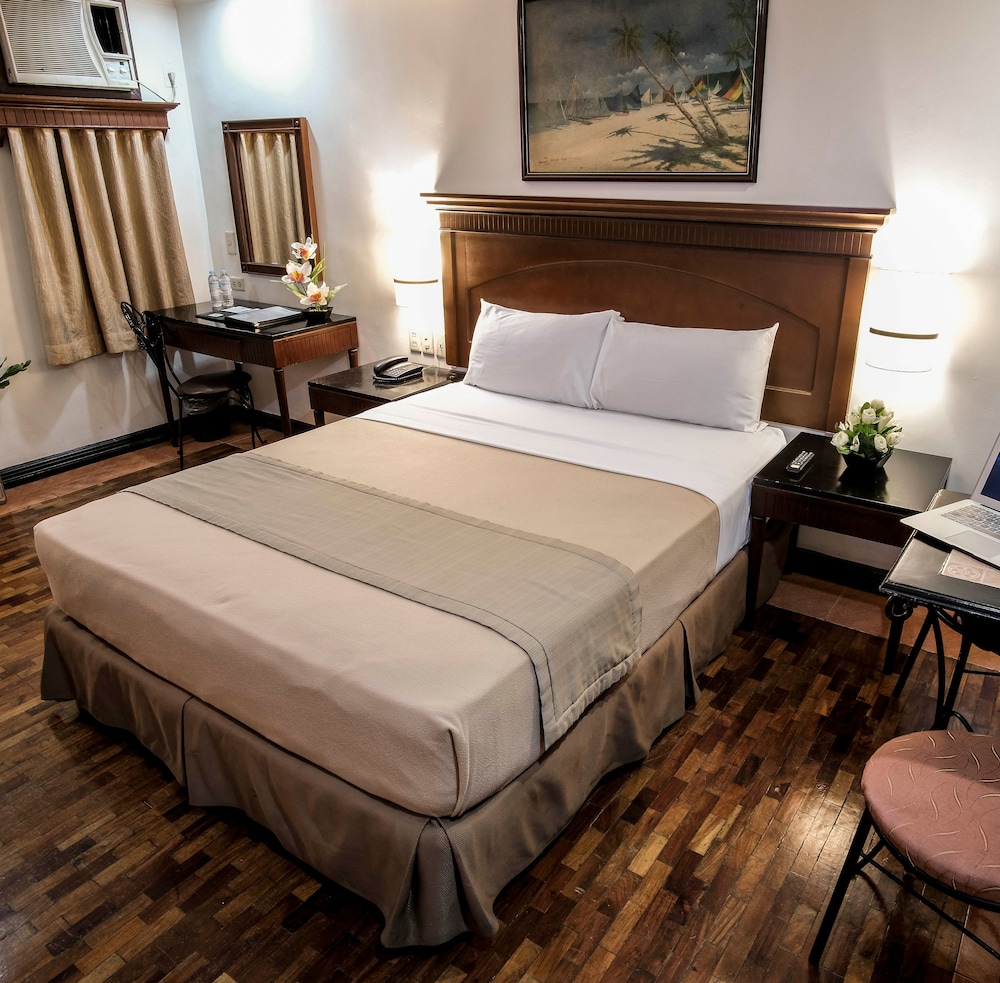Deluxe Room, 1 Queen Bed - Photo 9