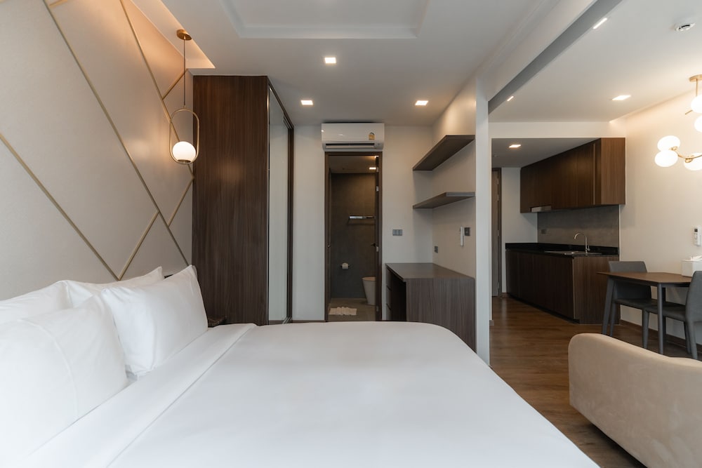 Premier Room, 1 King Bed - Photo 14