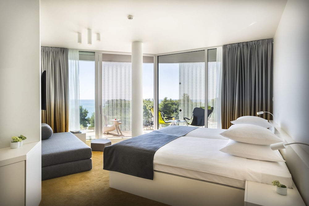 Grand room with balcony, sea side