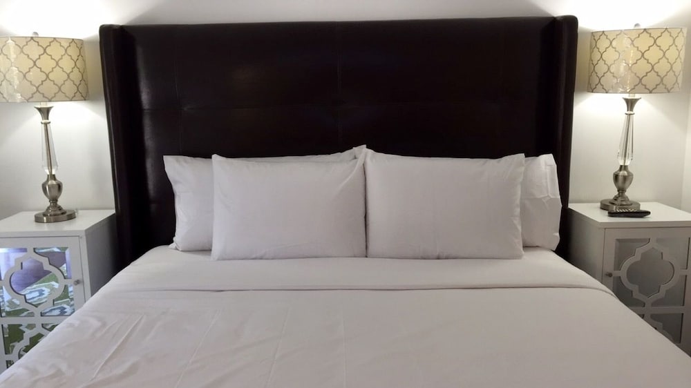 Standard Room, 1 King Bed photo 3