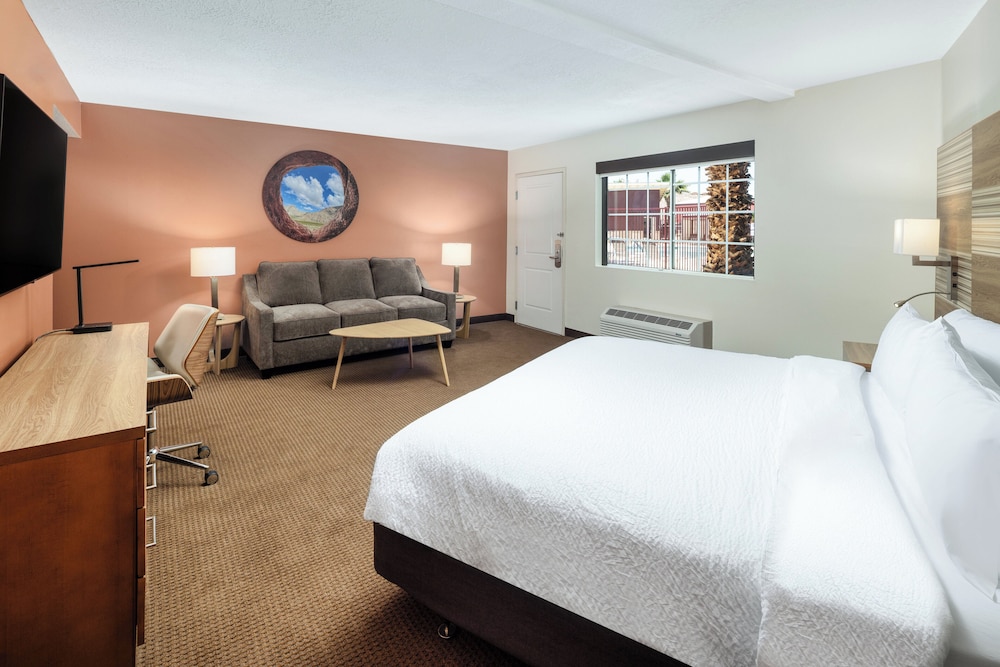 Suite, 1 King Bed, Accessible (Courtyard Access) photo 3