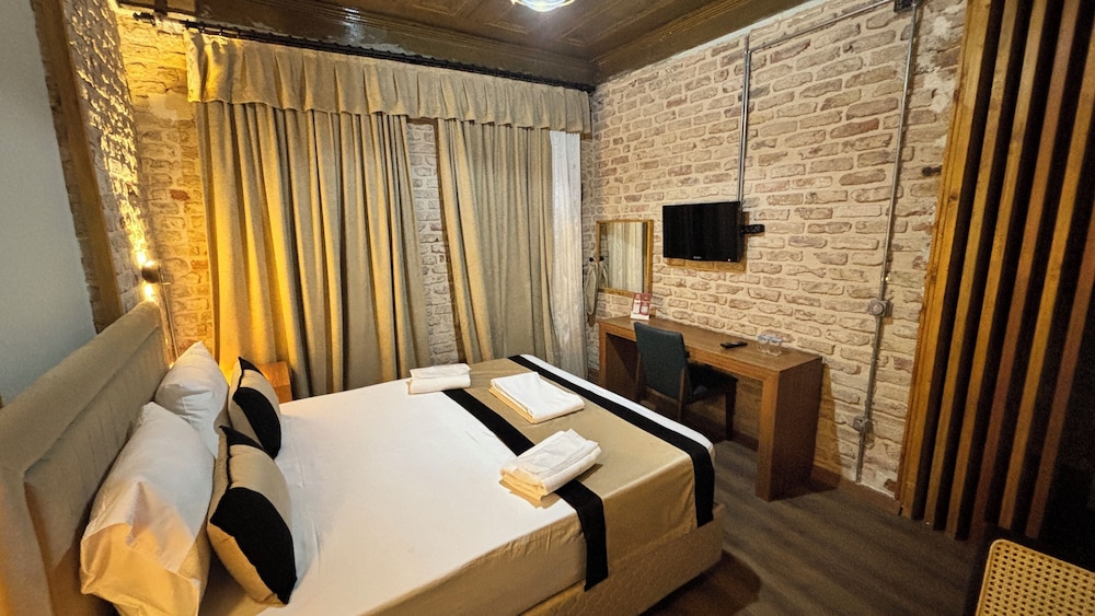 Romantic Triple Room photo 2