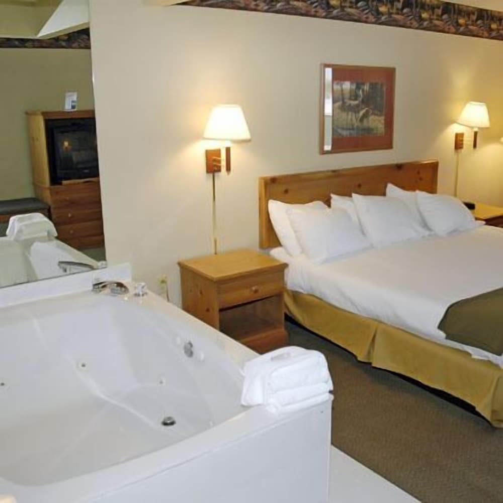 Room, 1 King Bed, Jetted Tub photo 3