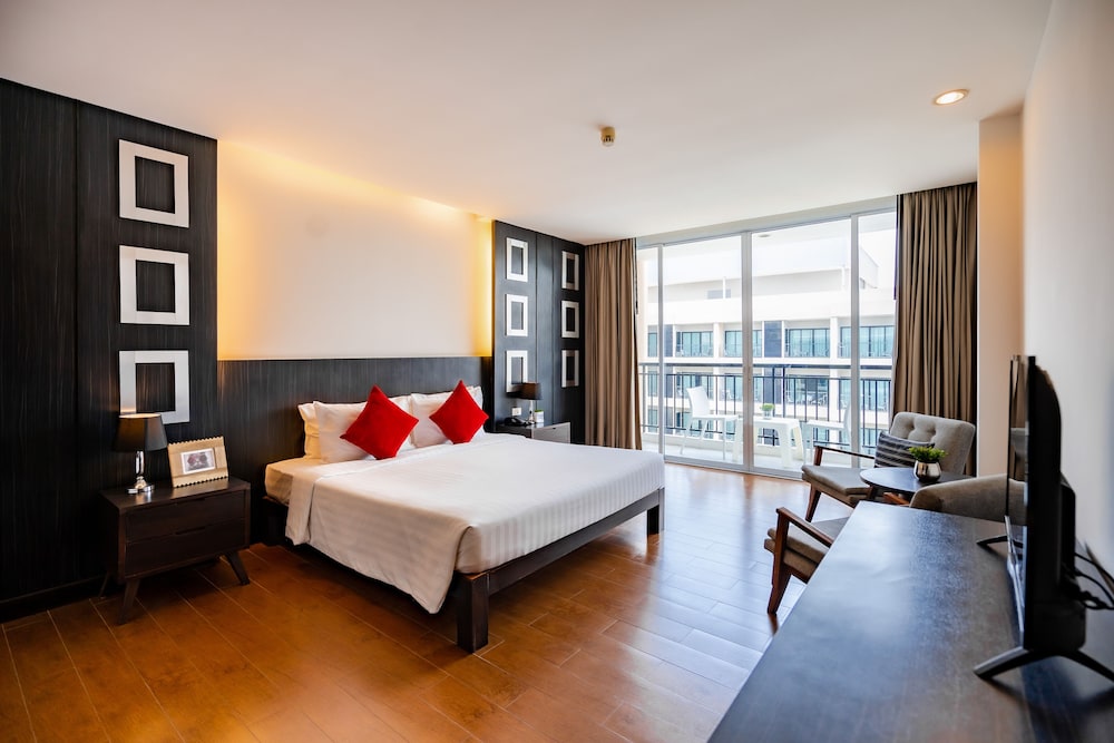 Deluxe Room, 1 King Bed, City View - Photo 2