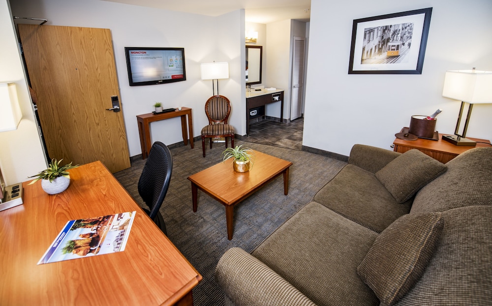 Suite, 1 Queen Bed, Non Smoking, Refrigerator photo 2