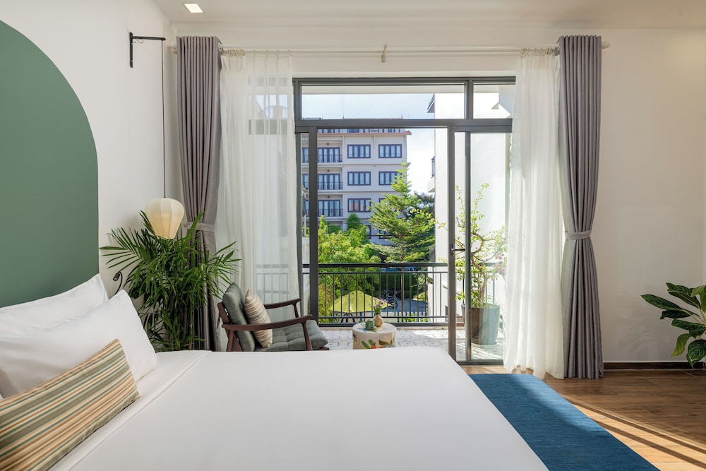 Suite, Balcony, Pool View