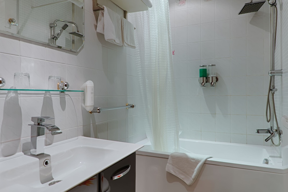 Standard Double Room, Private Bathroom - Photo 4