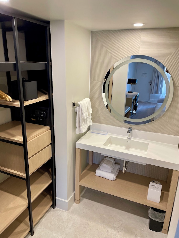 Suite, 1 King Bed with Sofa bed, Non Smoking (Mobility) - Photo 2