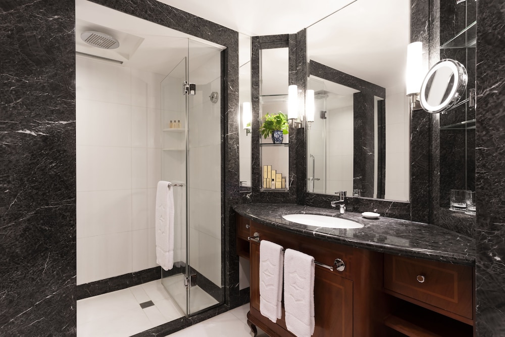 Horizon Club Deluxe Side Harbour View King Room with Club Lounge Access