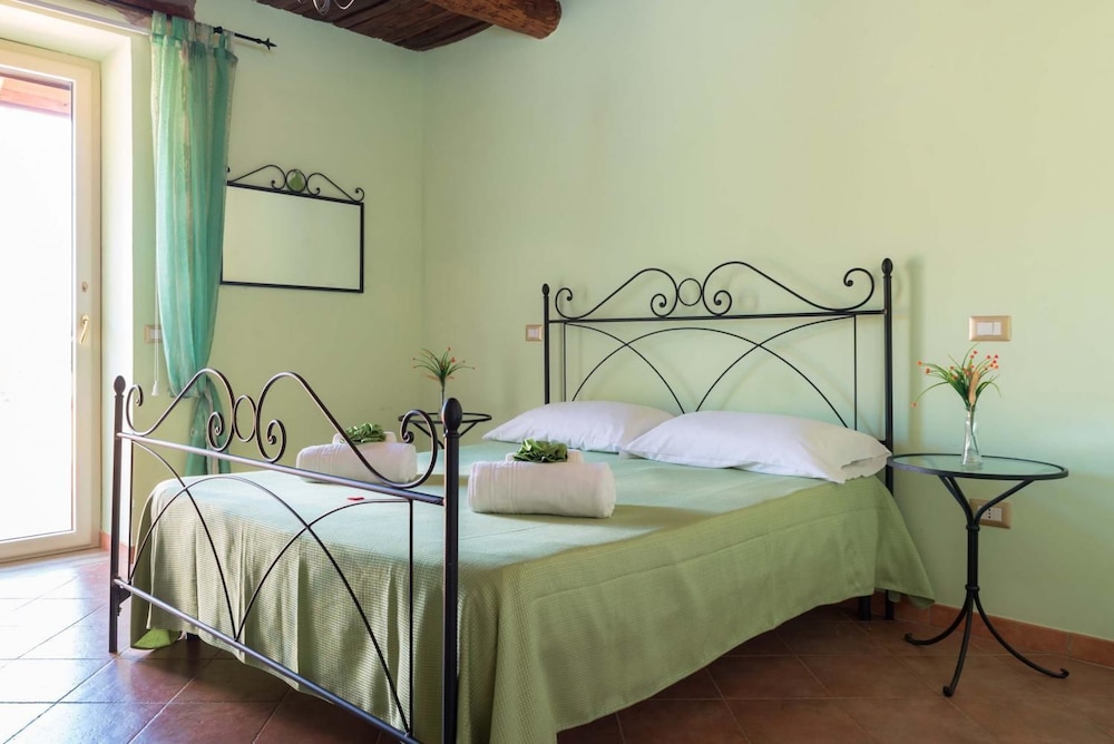Quadruple Room, Jetted Tub, Vineyard View photo 1