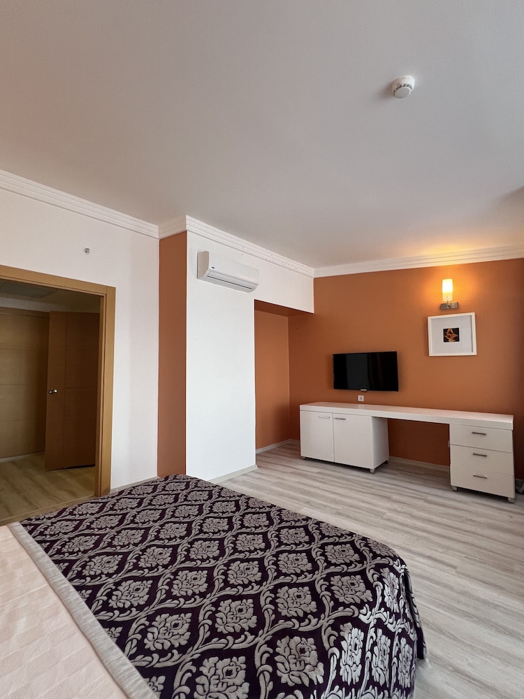 Luxury Room, 1 Queen Bed, Sea View thumbnail 5
