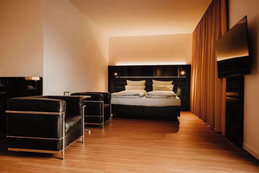 Junior Suite, 1 King Bed (Walk-in Shower) - Photo 1