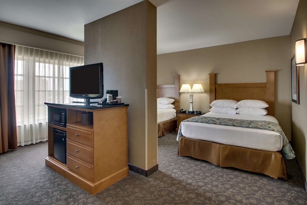 Deluxe Room, 2 Queen Beds, City View (Oversized) photo 2