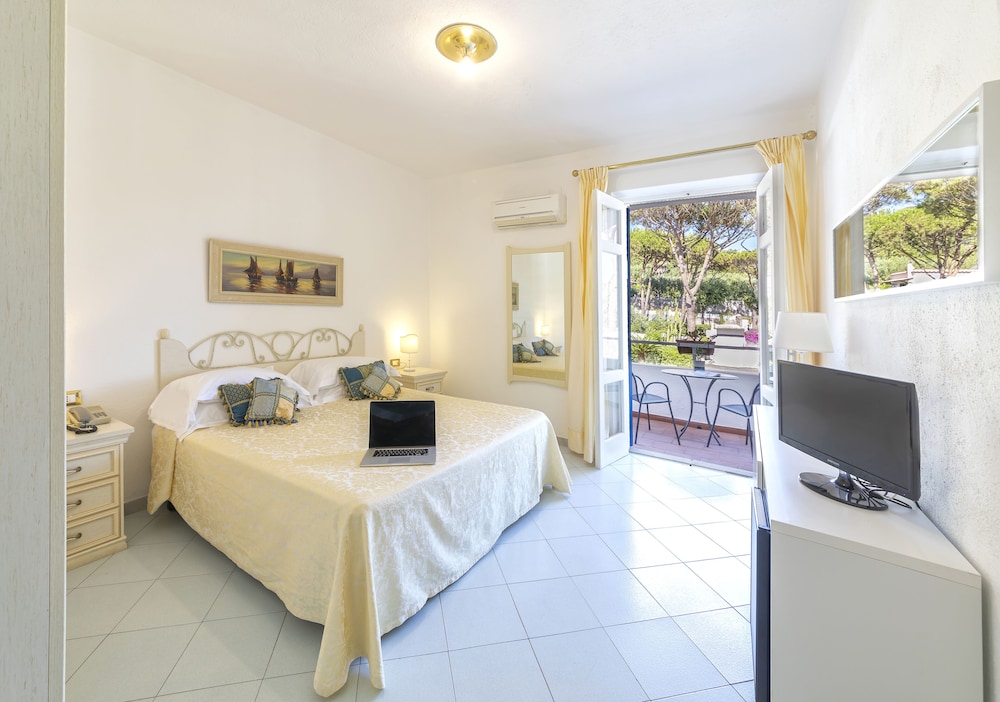 Comfort Room, Balcony, Partial Sea View - Photo 1