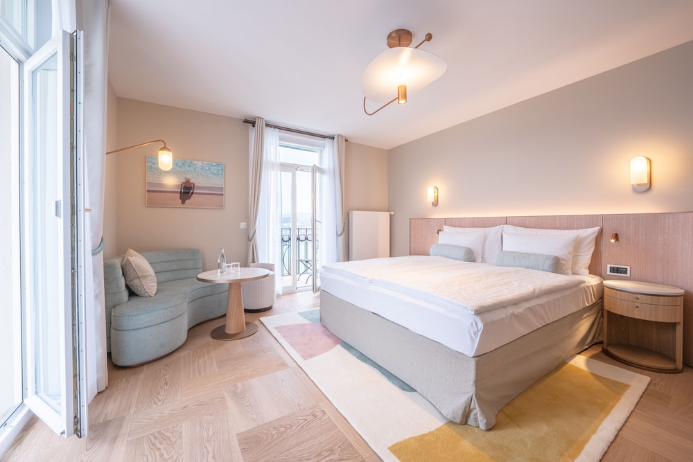 Grand Deluxe Room Lakeside photo 2
