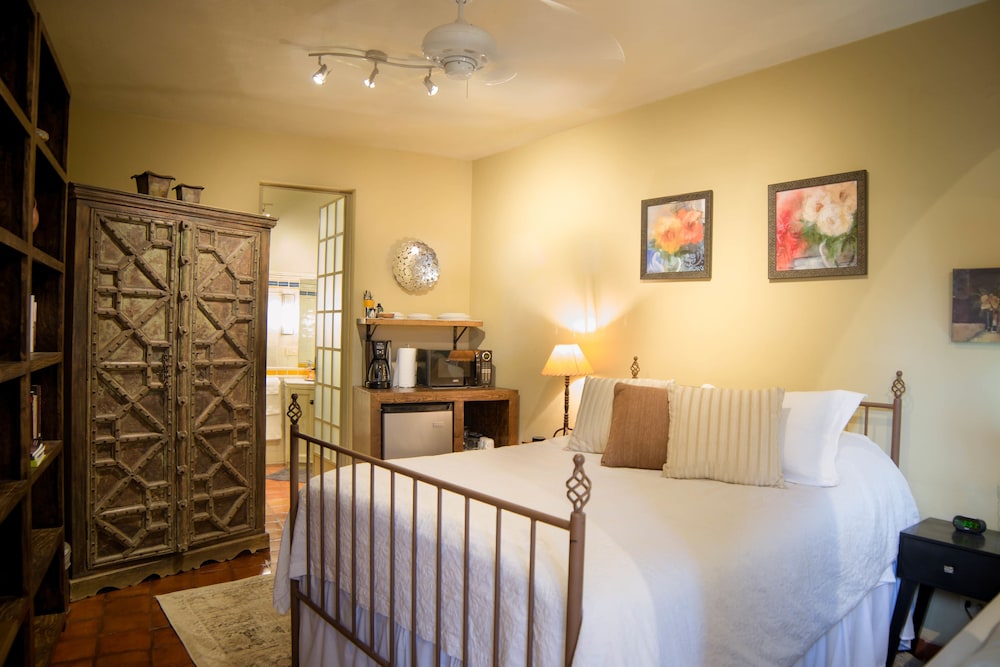 Standard Suite 1 Queen Bed, Kitchenette