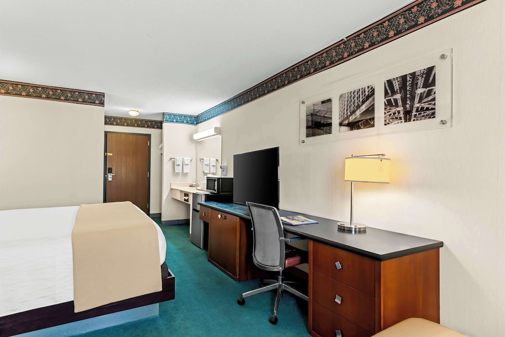 Room, 1 King Bed, Non Smoking - Photo 3