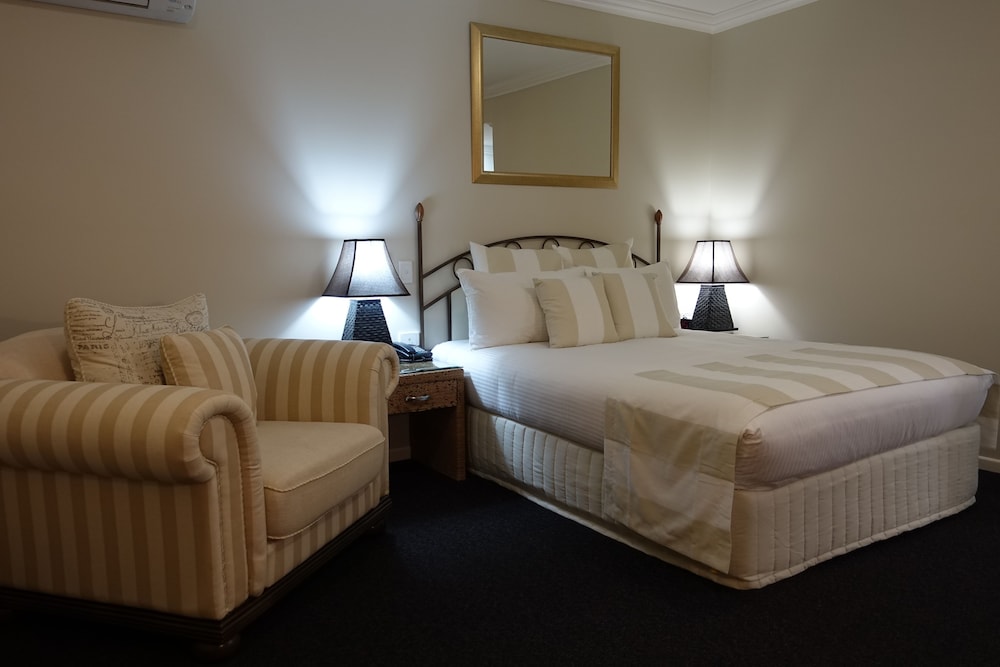 Standard Room, 1 King Bed photo 3