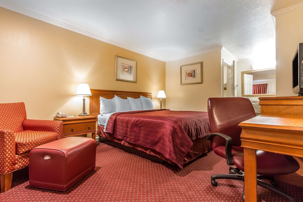 Standard Room, 1 King Bed, Non Smoking - Photo 5