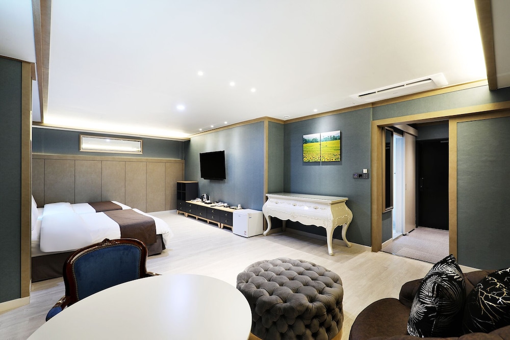 Family Suite (Breakfast not provided on Monday) - Photo 3
