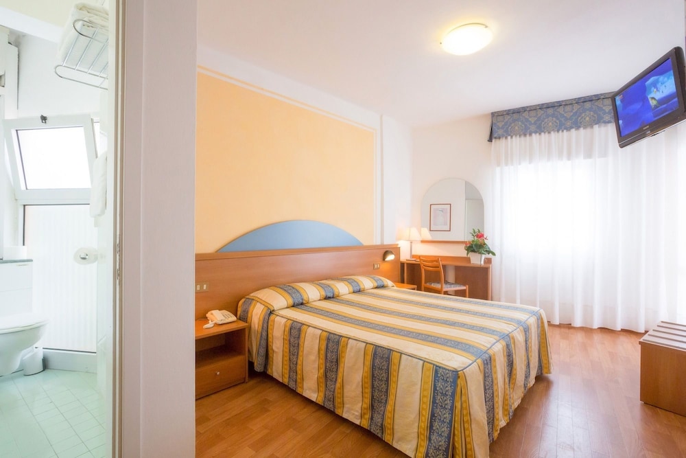 Standard Double Or Twin Room, Balcony, Sea View photo 3