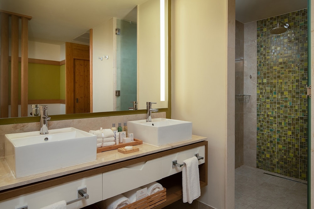 Preferred Club Jr. Suite Pool View Double Beds VIP Concierge incl. Access to Breathless thumbnail 5