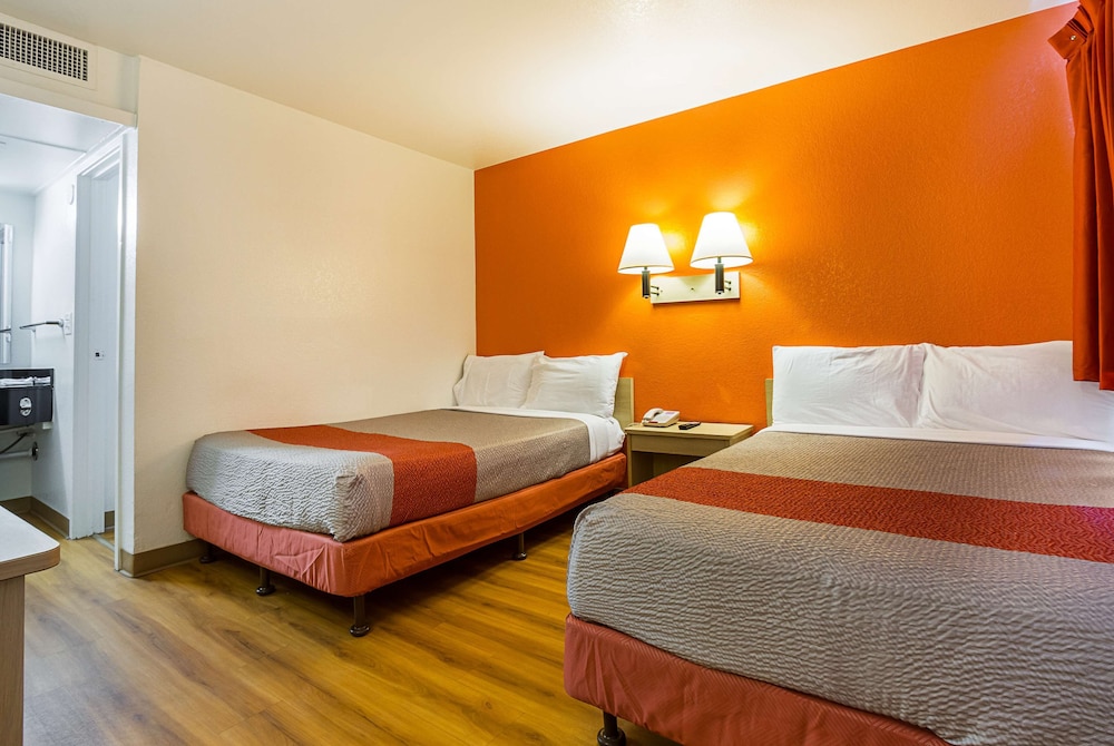 Standard Room, 2 Double Beds, Non Smoking photo 2