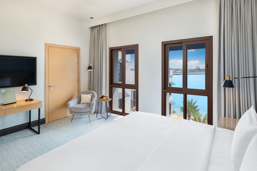 Deluxe Room, 1 King Bed, Sea View photo 2