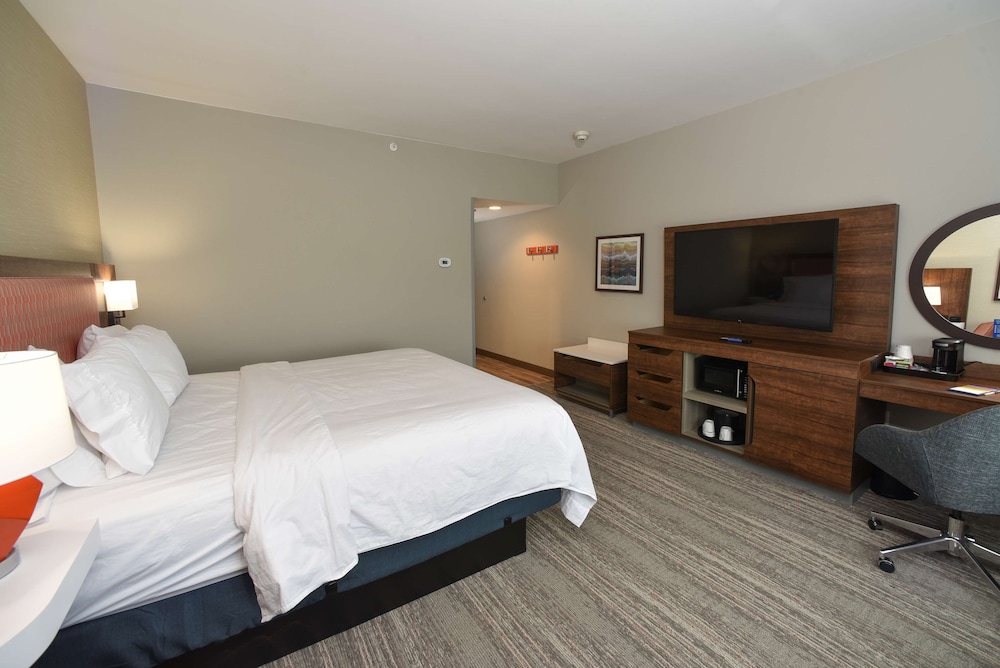 Room, 1 King Bed, Refrigerator & Microwave - Photo 1