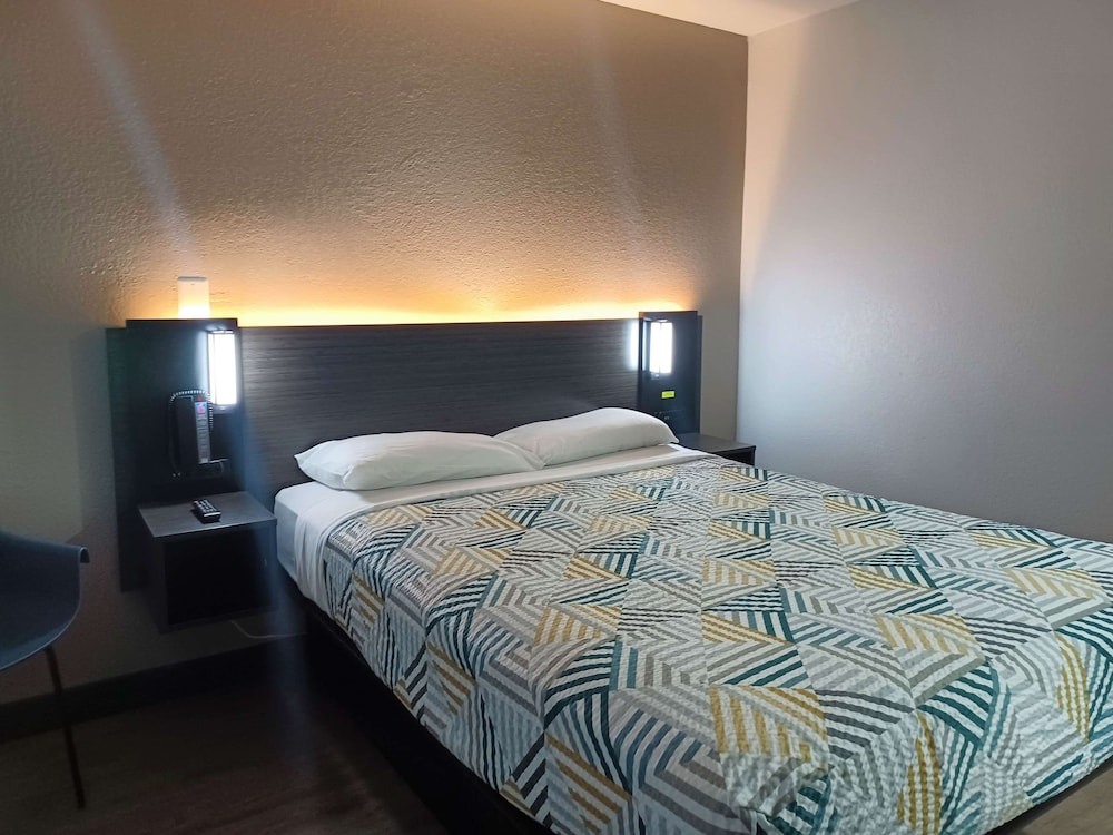 Deluxe Suite, 1 Queen Bed, Non Smoking, Refrigerator & Microwave photo 2