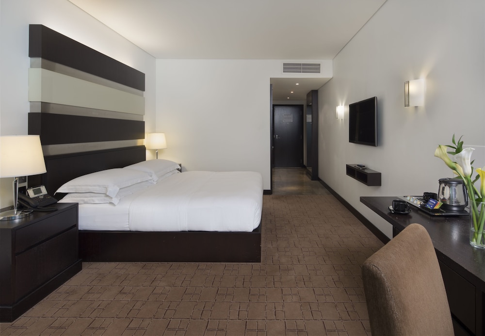 Deluxe Room At Concourse A Near Gate A1 Or A24 thumbnail 5