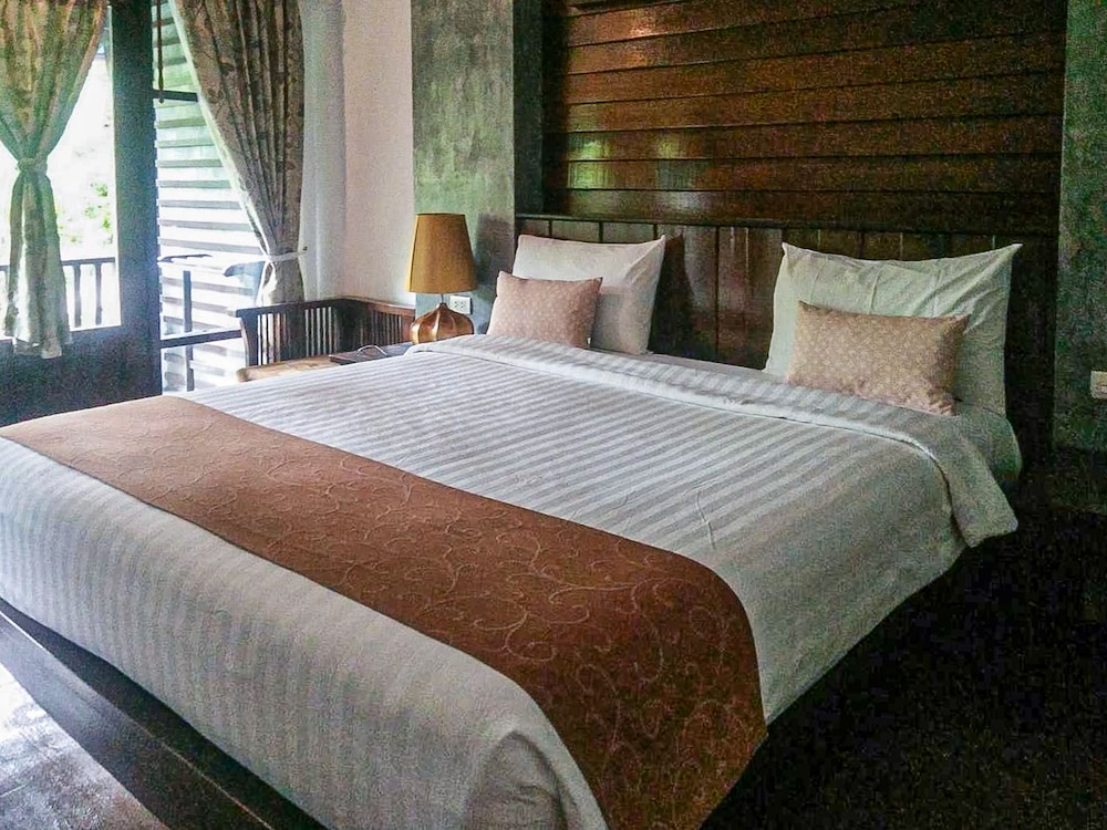Deluxe Room with Pool View and Beachside - Photo 3