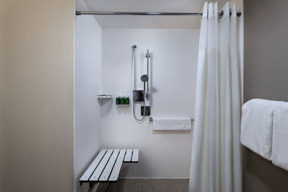 Deluxe Room, 2 Queen Beds, Courtyard View - Photo 4