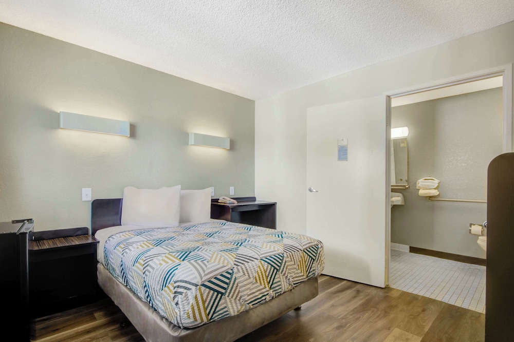 Deluxe Room, 1 Double Bed, Accessible, Non Smoking photo 2