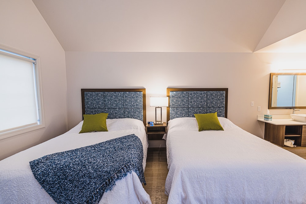 Standard Cabin, 2 Queen Beds photo 3