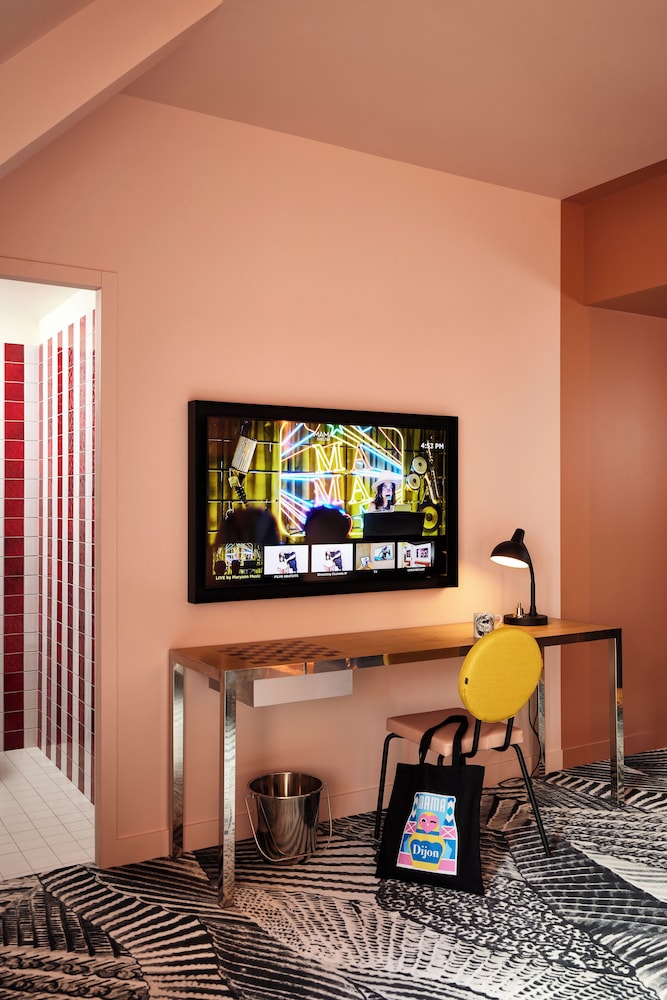 Family Room, Multiple Beds - Photo 3